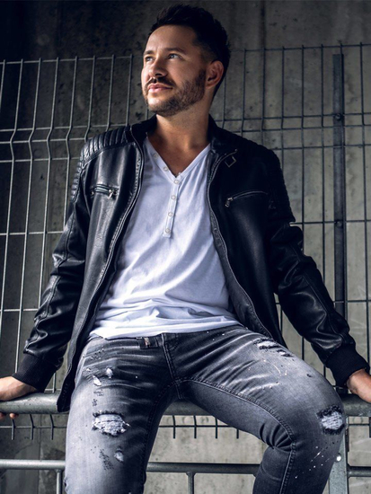 Бяла памучна мъжка тениска с V-образно деколте без щампа Bolf 4049A2